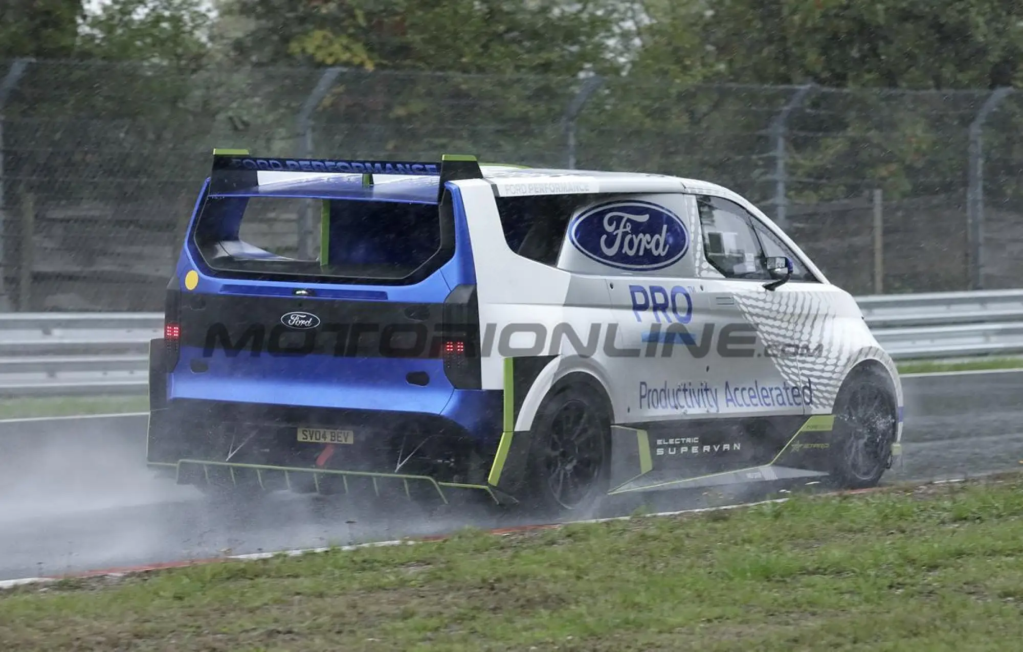 Ford Pro Electric SuperVan - Foto spia 14-09-2022 - 17