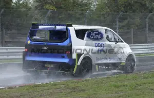Ford Pro Electric SuperVan - Foto spia 14-09-2022 - 17