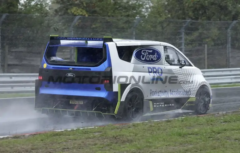 Ford Pro Electric SuperVan - Foto spia 14-09-2022 - 17