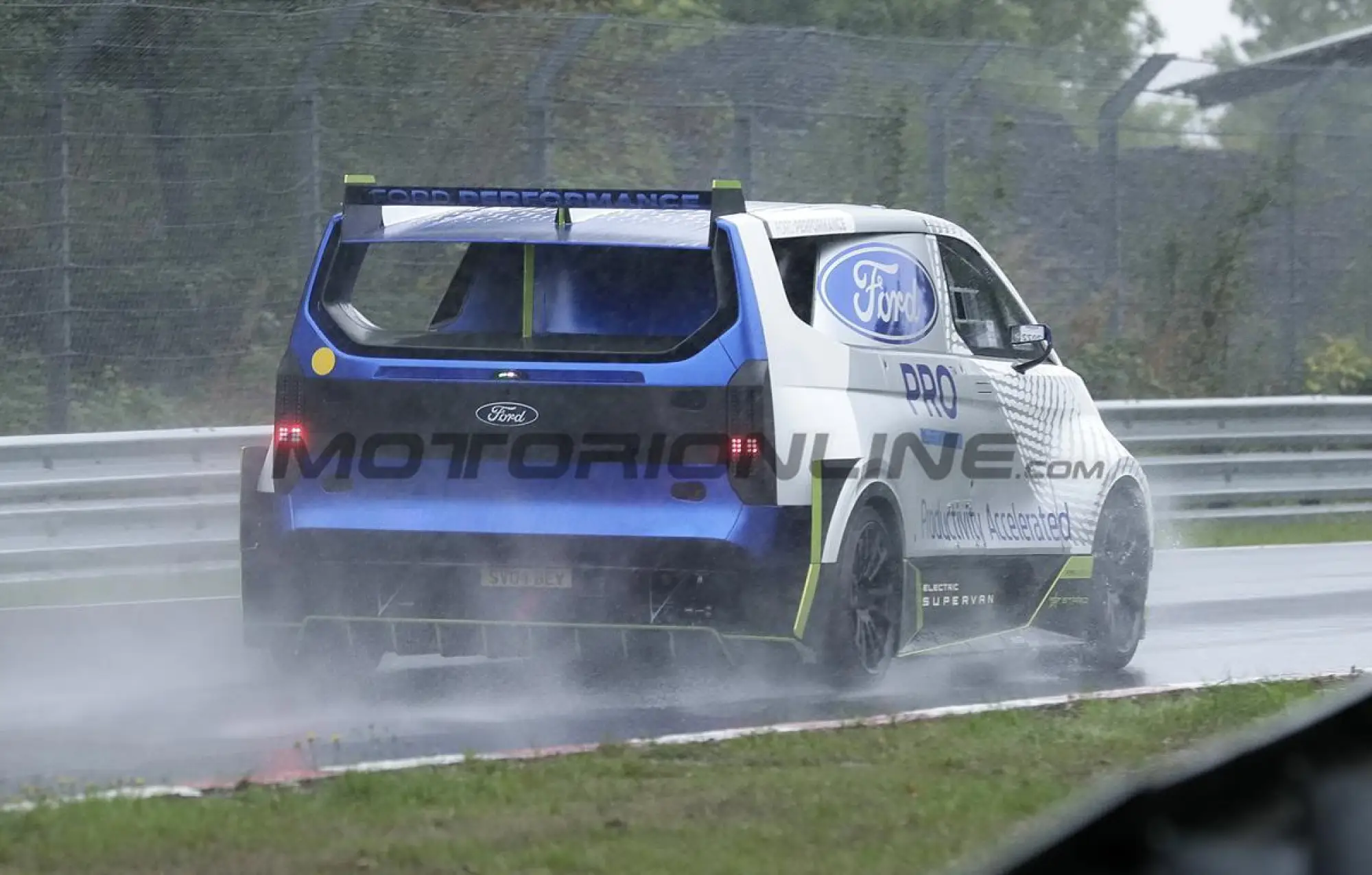 Ford Pro Electric SuperVan - Foto spia 14-09-2022 - 20