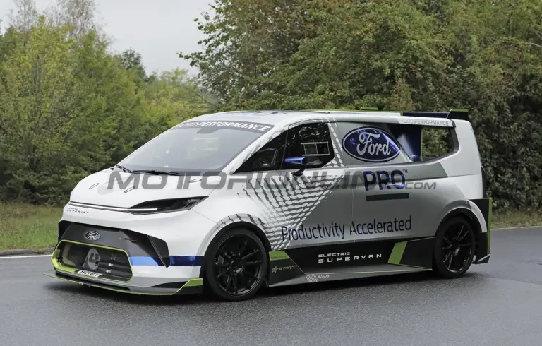 Ford Pro Electric SuperVan - Foto spia 14-09-2022 - 2