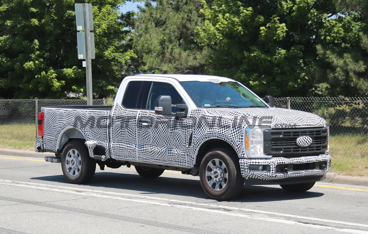 Ford Super Duty XLT 2023 - Foto spia 07-07-2022