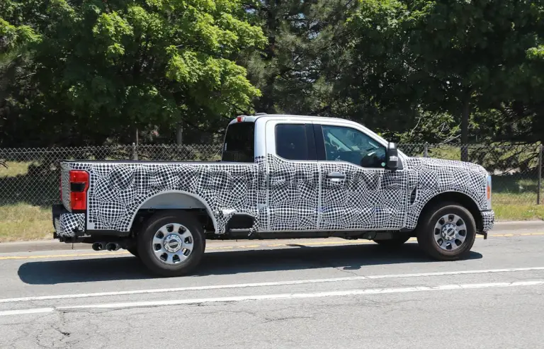 Ford Super Duty XLT 2023 - Foto spia 07-07-2022 - 7