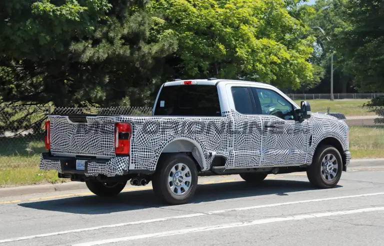 Ford Super Duty XLT 2023 - Foto spia 07-07-2022 - 9
