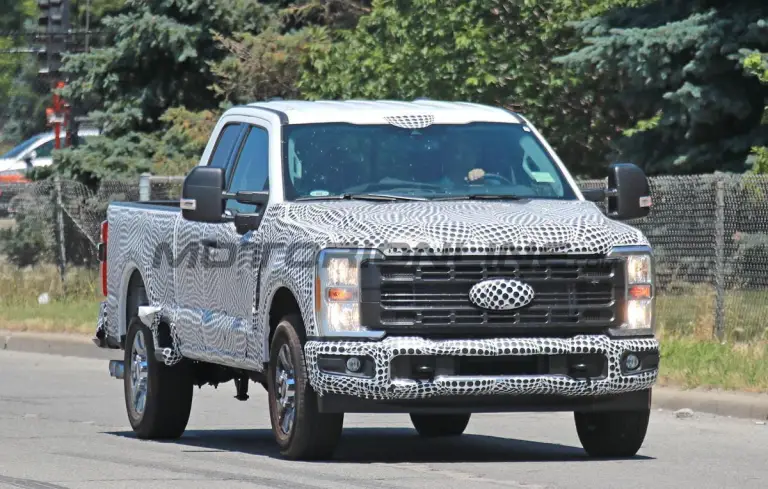 Ford Super Duty XLT 2023 - Foto spia 07-07-2022 - 16