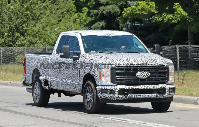 Ford Super Duty XLT 2023 - Foto spia 07-07-2022 - 5