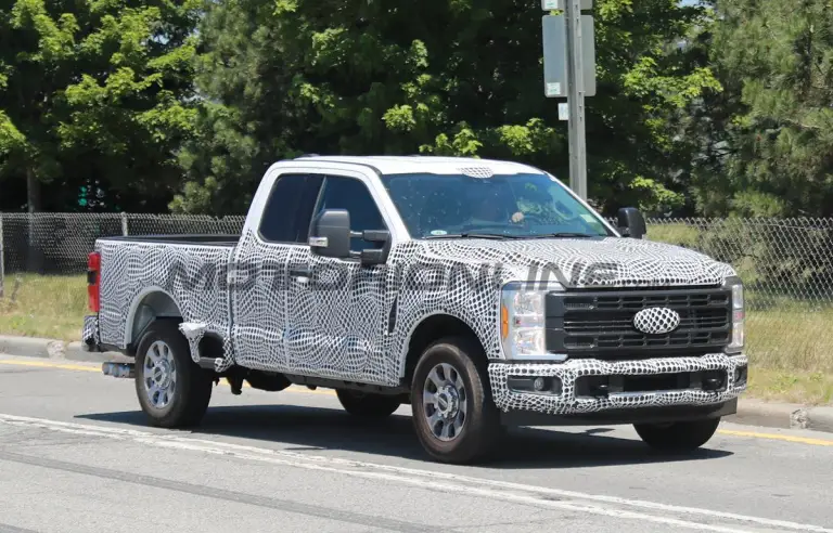 Ford Super Duty XLT 2023 - Foto spia 07-07-2022 - 18