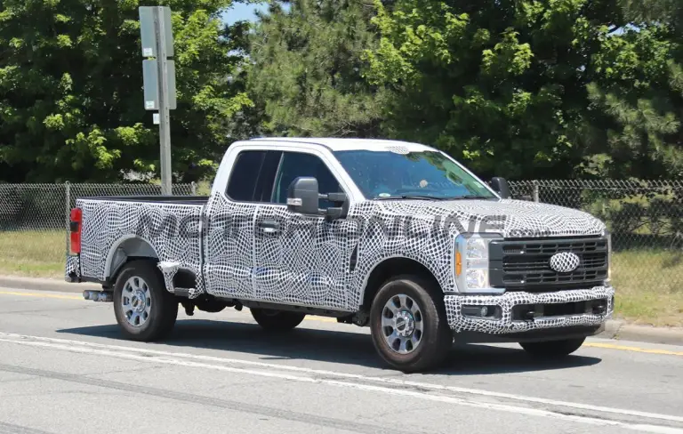 Ford Super Duty XLT 2023 - Foto spia 07-07-2022 - 1