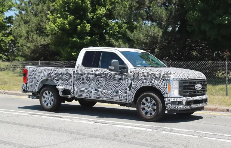 Ford Super Duty XLT 2023 - Foto spia 07-07-2022 - 2