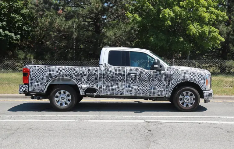 Ford Super Duty XLT 2023 - Foto spia 07-07-2022 - 6