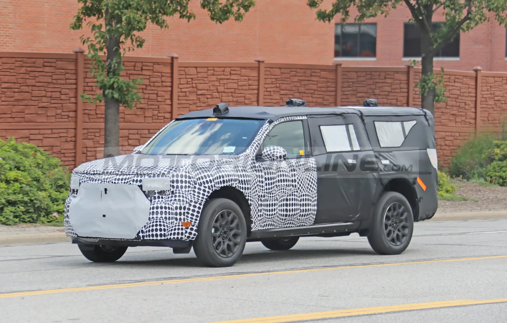 Ford - SUV a tre file - Foto spia 03-08-2020 - 1