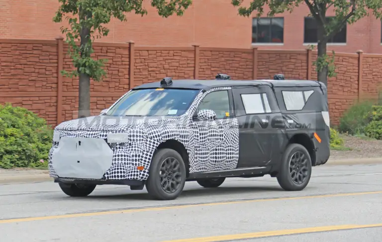 Ford - SUV a tre file - Foto spia 03-08-2020 - 1