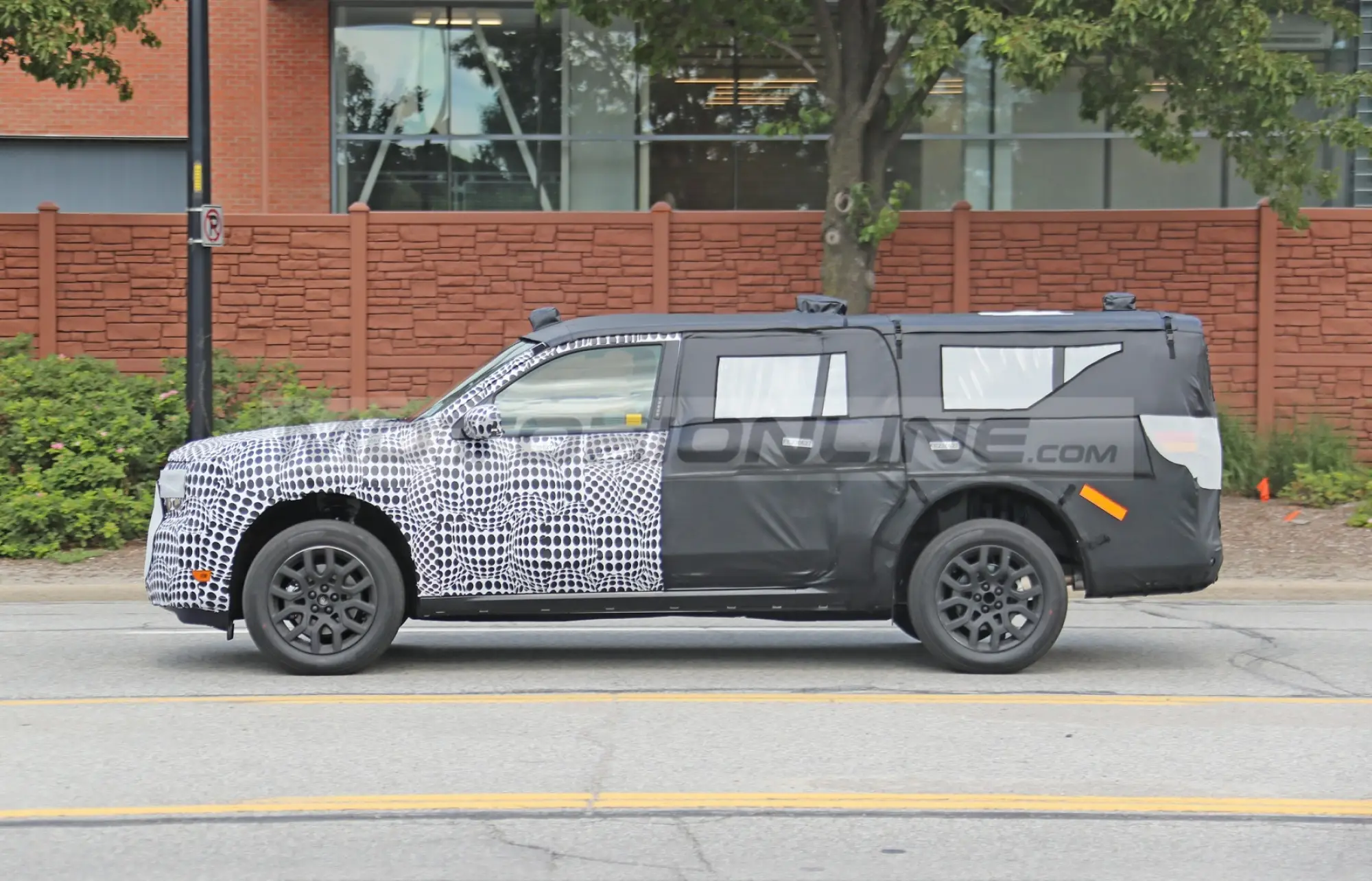 Ford - SUV a tre file - Foto spia 03-08-2020 - 2