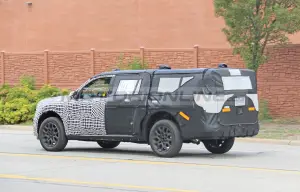 Ford - SUV a tre file - Foto spia 03-08-2020