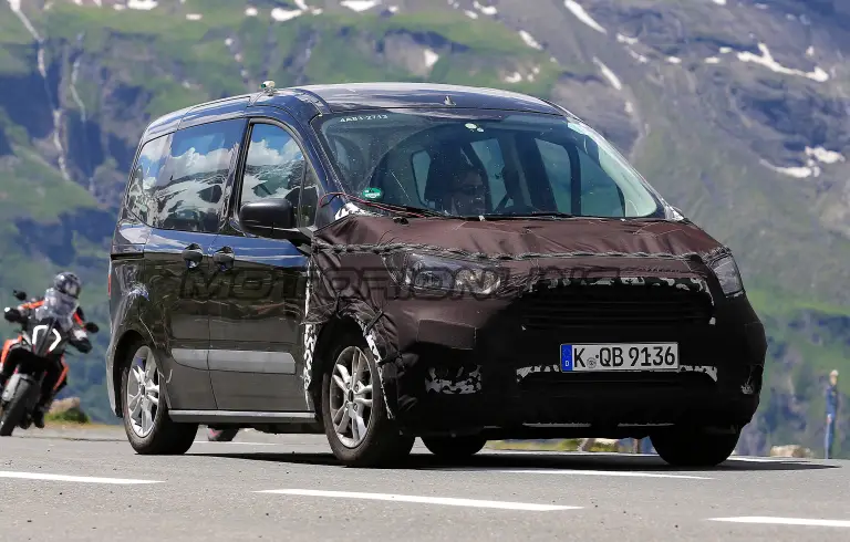 Ford Tourneo Courier - Foto spia 10-07-2017 - 3