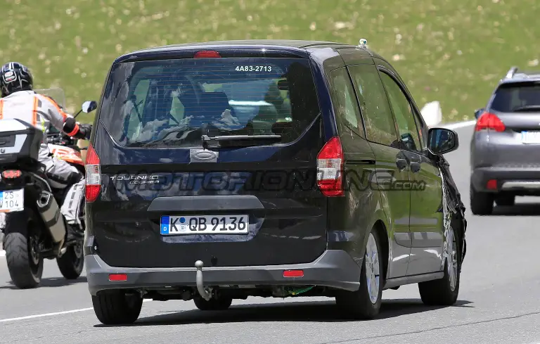 Ford Tourneo Courier - Foto spia 10-07-2017 - 8