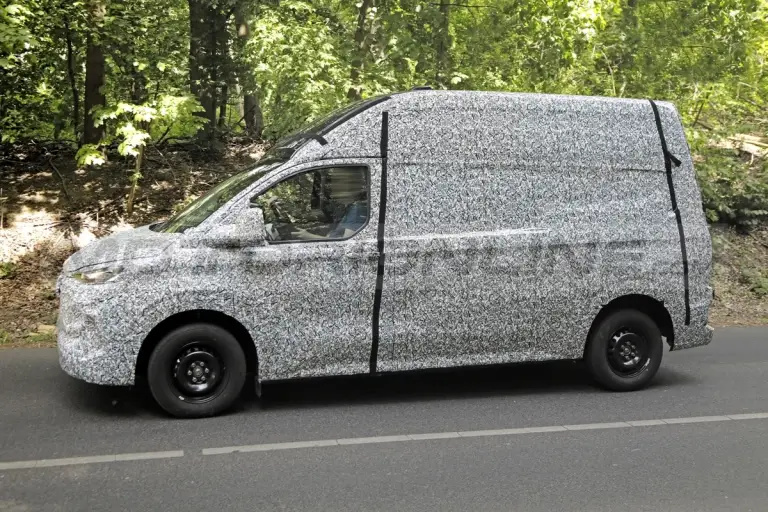 Ford Transit Custom - Foto Spia 17-05-2022 - 2