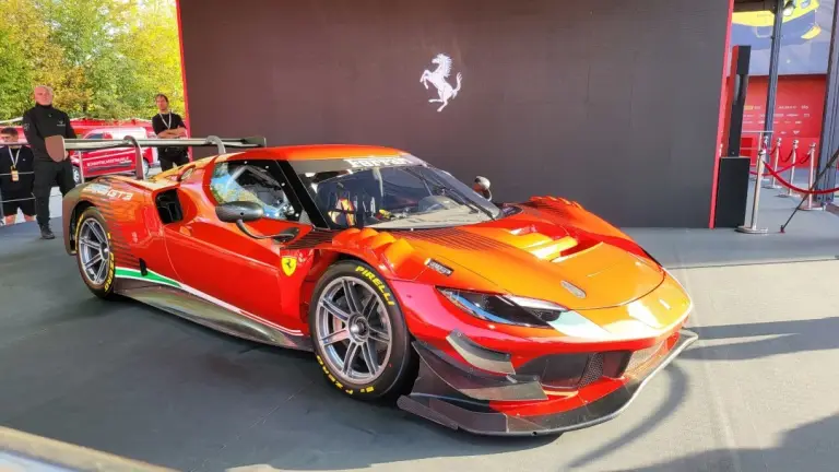 Foto dal vivo della Ferrari 296 GT3 2022 - 1