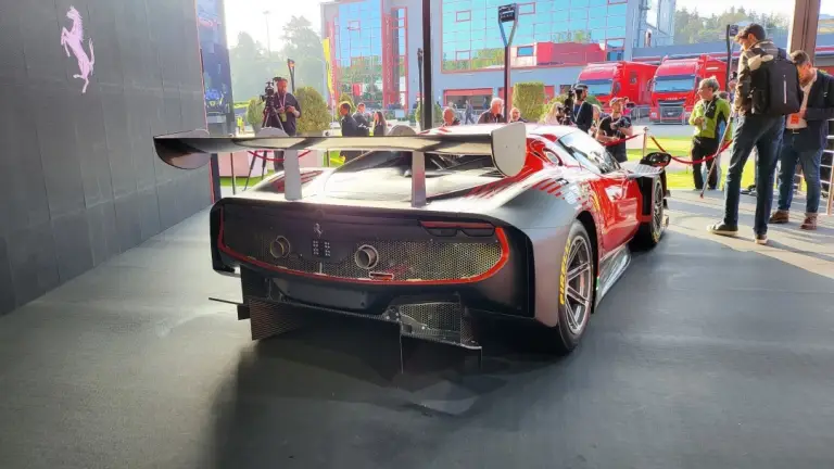 Foto dal vivo della Ferrari 296 GT3 2022 - 2
