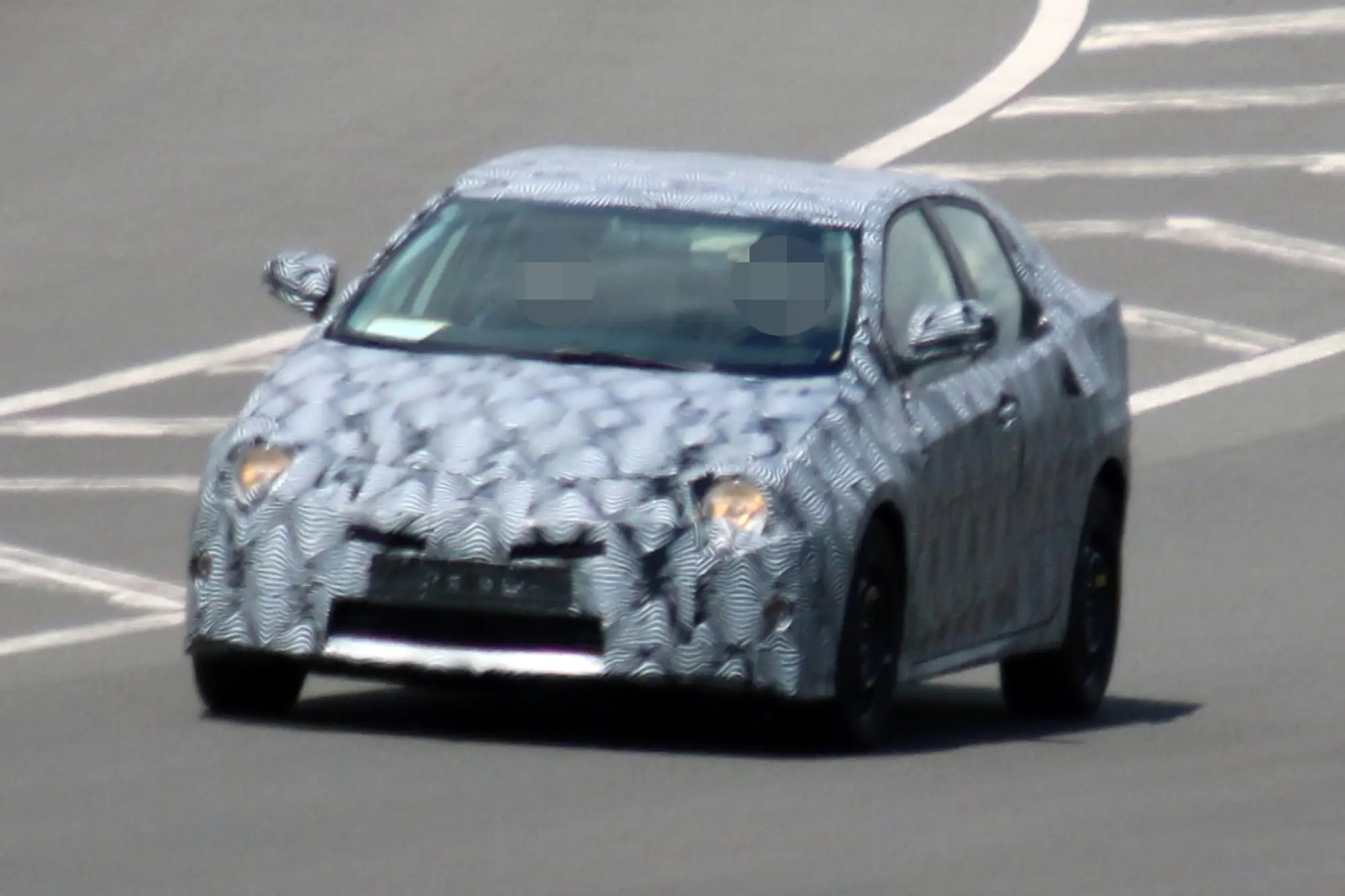Foto spia 8 luglio 2016 nuova Toyota Avensis - 1