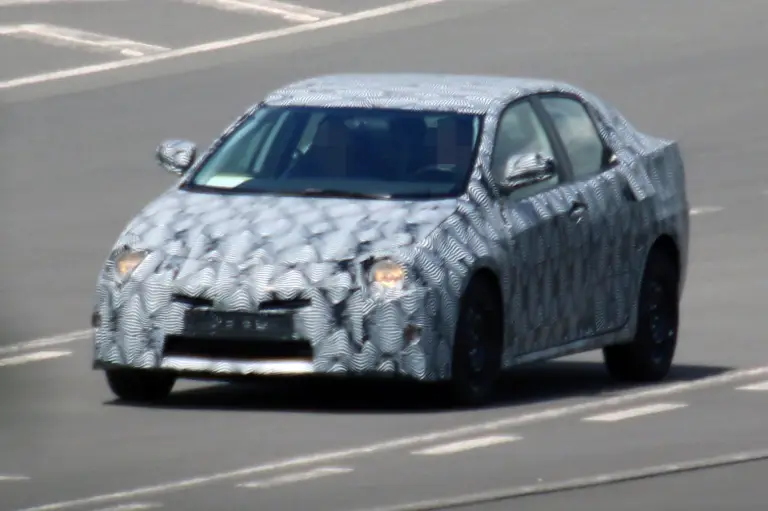 Foto spia 8 luglio 2016 nuova Toyota Avensis - 2