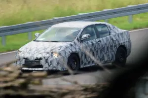 Foto spia 8 luglio 2016 nuova Toyota Avensis