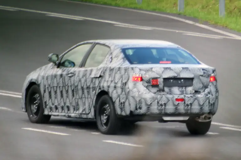 Foto spia 8 luglio 2016 nuova Toyota Avensis - 5