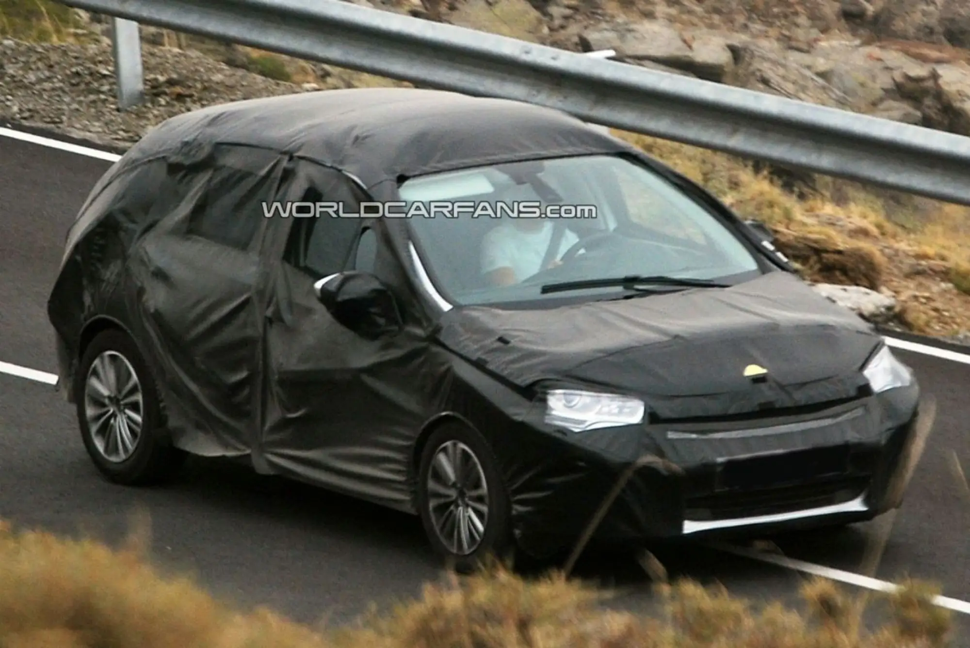 Foto spia della Citroen C4 camuffata - 4