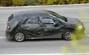 Foto spia della Citroen C4 camuffata