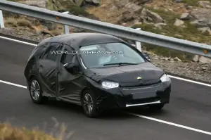 Foto spia della Citroen C4 camuffata