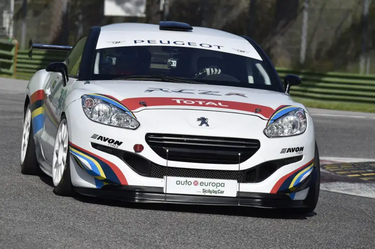 Gamma sportiva Peugeot RCZ in pista - 4
