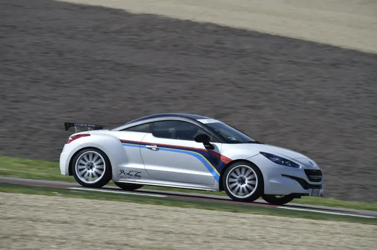 Gamma sportiva Peugeot RCZ in pista - 32