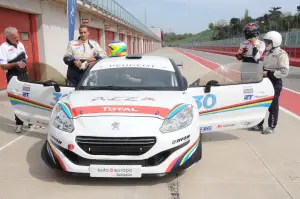 Gamma sportiva Peugeot RCZ in pista