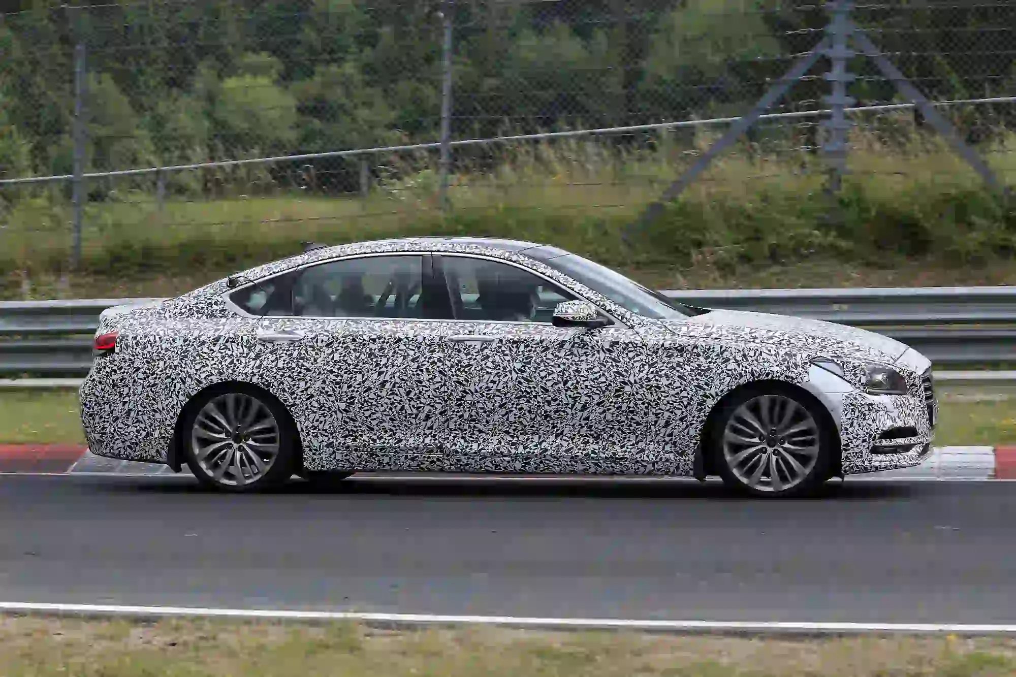 Genesis G80 foto spia restyling luglio 2016 - 5