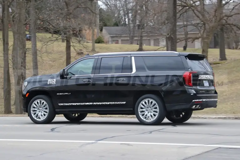 GMC Yukon Denali Ultimate 2023 - Foto Spia 08-04-2022 - 13