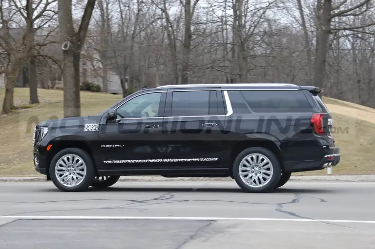 GMC Yukon Denali Ultimate 2023 - Foto Spia 08-04-2022 - 9
