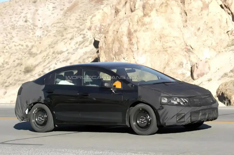 Honda Civic berlina 2012 - Foto spia 02-09-2010 - 1