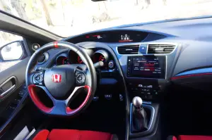 Honda Civic Type R - Prova su Strada 2017