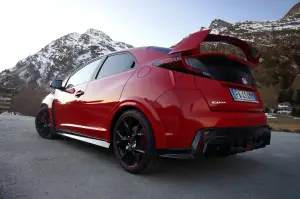 Honda Civic Type R - Prova su Strada 2017