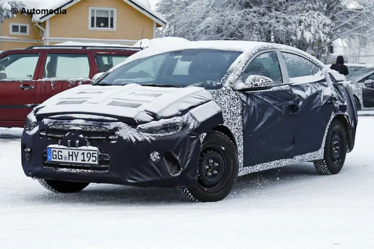 Hyundai Elantra 2016 - Foto spia 19-01-2015 - 3