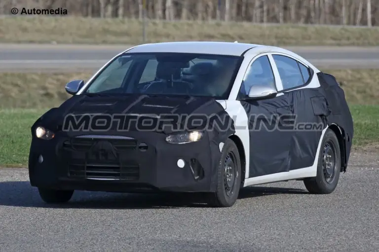 Hyundai Elantra 2016 - Foto spia 28-04-2015 - 1