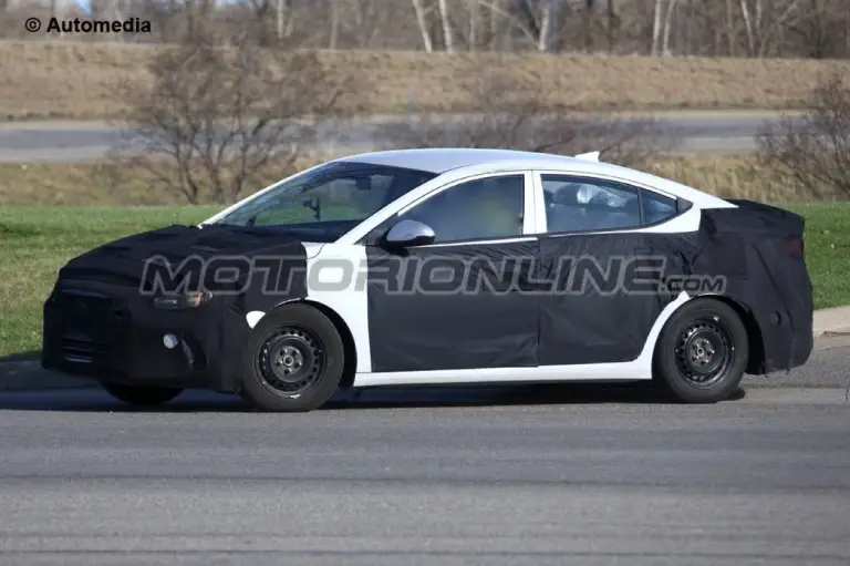 Hyundai Elantra 2016 - Foto spia 28-04-2015 - 3