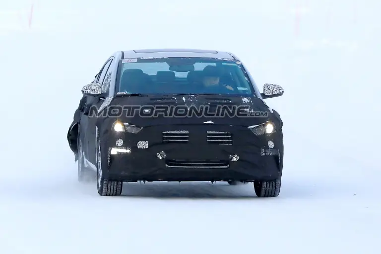 Hyundai Elantra EV foto spia 6 febbraio 2018 - 1