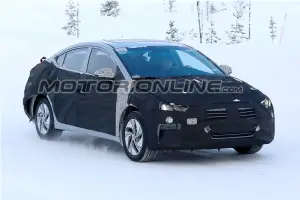 Hyundai Elantra EV foto spia 6 febbraio 2018