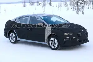 Hyundai Elantra EV foto spia 6 febbraio 2018