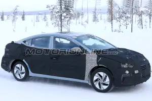 Hyundai Elantra EV foto spia 6 febbraio 2018