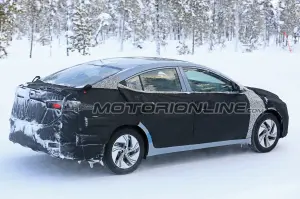 Hyundai Elantra EV foto spia 6 febbraio 2018