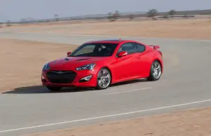 Hyundai Genesis Coupè rossa