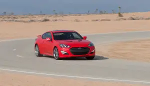 Hyundai Genesis Coupè rossa