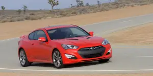 Hyundai Genesis Coupè rossa - 5